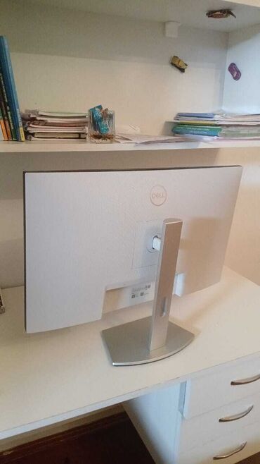 Monitorlar: Dell S2721DS modelindən olan bu monitor, evdə və ya ofisdə istifadə