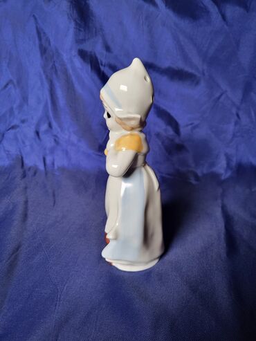 Ostali kućni dekor: Figura nova,vintaz,holandjanka sa lalama porcelanska. Nova — 11