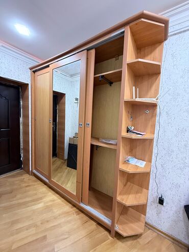 m6x1.0 tap: Б/у, Купе, 3 двери Прямой шкаф, Гардеробный шкаф