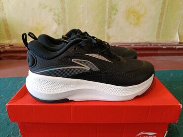 женская обувь и одежда: Женские Кроссовки спортивные LINING - Цвет: черный с белой подошвой