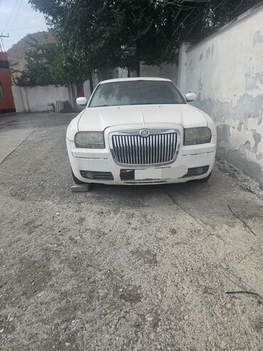 меняю дом на авто: Белый седан Chrysler 300C. Автомобиль оснащен крупной хромированной