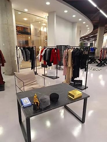 vitrine i komode: IZRADA PULTOVA I STOLOVA ZA BUTIKE LUX665 | Izrada po meri Dezen ploče — 8