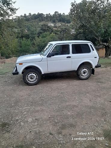 prado güzgü: LADA Niva (3 qapı) – ağ rəng, 4x4 ofroud krossover/SUV. Texniki — 9