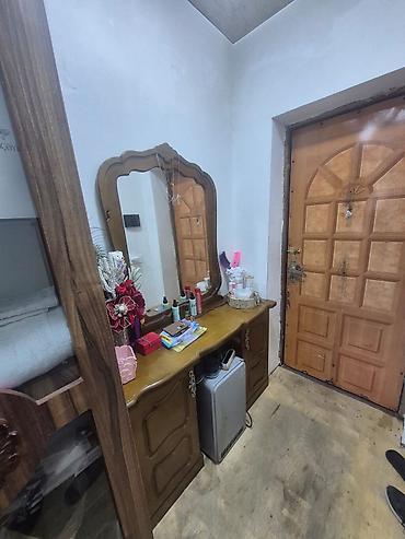 yatağ dəsti: Mebel dəsti – güzgülü tualet masası və şkaf vitrin - Material: ağac — 1