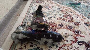 Бутсы: Футбольные бутсы Adidas с высоким голенищем, обеспечивающим
