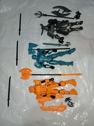 Oyuncaqlar: Multi jointed, hərəkətli fiqur,Üç ədəd Bionicle oyuncaq fiqurları
