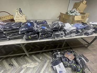 Толстовки: Продаю неликвидные товары 124 штук есть по 500 сом, есть среди них и — 10