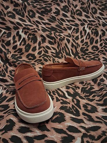 Ayaqqabılar: Kişi loaferləri – tünd qırmızı-qəhvəyi rəngdə, ağ qalın rezin — 1