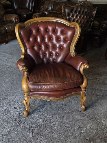 Stilske fotelje: Klasična fotelja od pune kože sa drvenim ramom - Tip: duboka salonska — 1