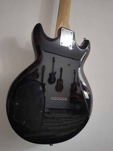 Gitare: Električna gitara Ibanez, idealna za početnike i napredne svirače. Ima — 8