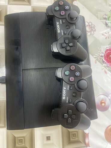 Sony PlayStation 3 konsolu iki pultla birlikdə satılır 62 oyun var