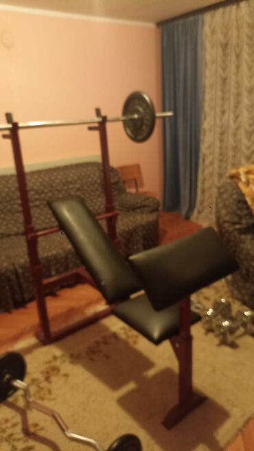 Rekviziti za vežbanje: Višenamenska klupa za vežbanje sa stalkom za šipku i setom tegova. - — 9