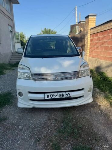 запорожец машина: Минивэн Toyota Noah белого цвета, идеально подходящий для семейных