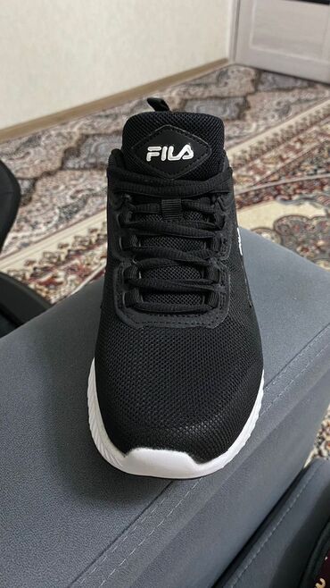 кроссовки черные: Продаю новую кроссовку Fila 37 размер