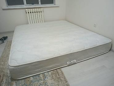 Матрас белого цвета, двуспальный, размер 1,8х2,0 м. Состояние