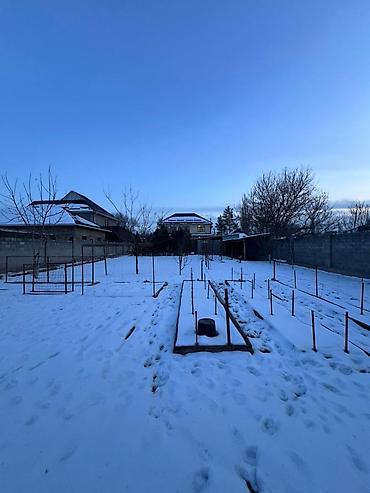 Продажа коттеджей и домов: ЧЕКЧЕЙГЕН ЖЕР ҮЙ САТЫЛАТ!!! 1-линияда жайгашкан ✅ Жери: 20 соток ✅ Үй — 13