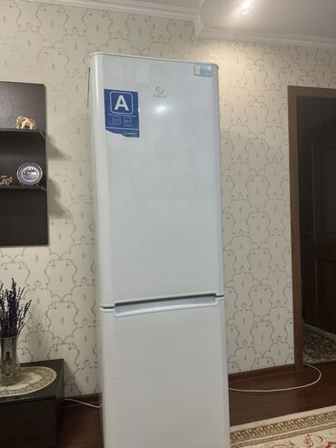 продаю кофемашинку: Холодильник Indesit, Двухкамерный