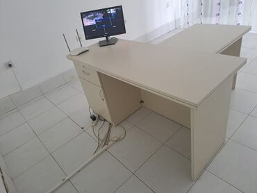 kompüter masası: İşlənmiş, İşçi üçün, Dördbucaq masa
