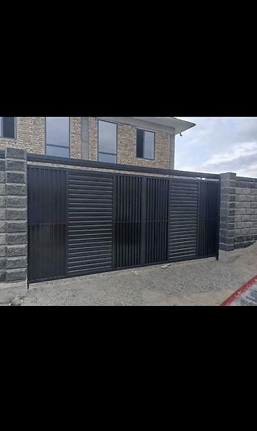 Распашные ворота: Металлические распашные ворота с калиткой (модульные панели) - — 37