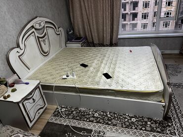 спальный гарнитур джулия: Двуспальная кровать в классическом стиле с высоким изголовьем и