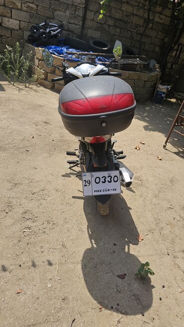 Ağ və qara rənglərdə, göy detallarla bəzədilmiş bu motosiklet rahat