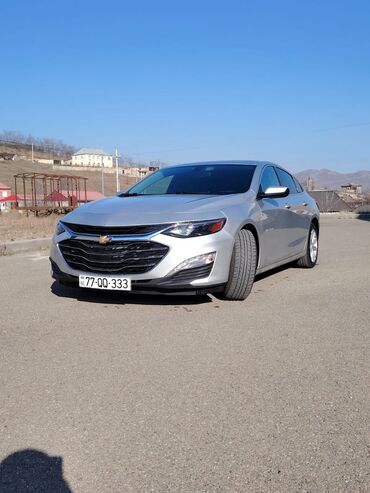 Chevrolet: Chevrolet Malibu – gümüş rəngli sedan Xüsusiyyətlər: - Geniş və rahat — 2