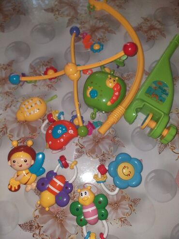 Игрушки: Продаётся детский мобиль с пректором и пультом, 50 мелодий, игрушки