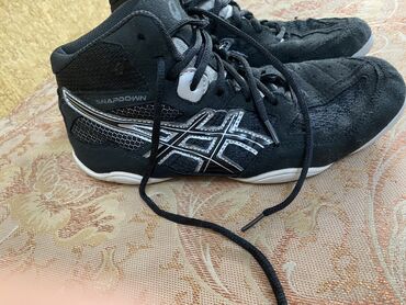 обувь подростковый: Борцовки ASICS Почти новые 
Размер:37
Цена:1000сом