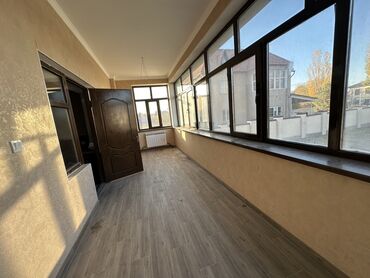 Долгосрочная аренда домов: 420 м², 7 комнат, Балкон застеклен, Забор, огорожен, Парковка — 5