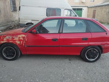 benzin qabı: Opel Astra: 1.6 l | 1996 il 441155 km Hetçbek