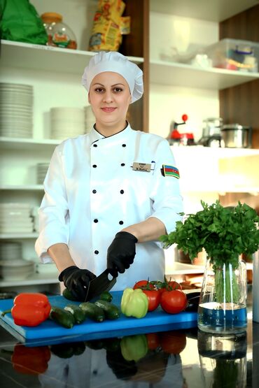 Çəngəllər: Aşpazlar üçün nəzərdə tutulmuş ağ rəngli qadın pencəyi. Model ağ