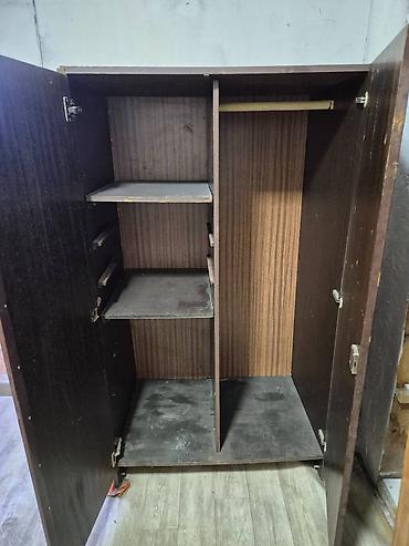 Шифоньеры, шкафы для одежды: Шкафы деревянные. Цены от 700 сом до 2000 сом. Пишите номер фото — 10