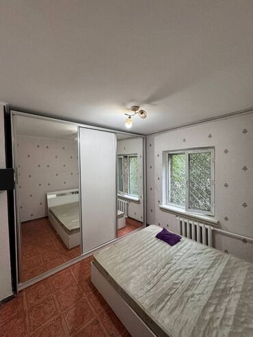 срочно продаётся 1 комнатная квартира в районе ошского рынка: 3 комнаты, 64 м², 106 серия, 1 этаж, Косметический ремонт