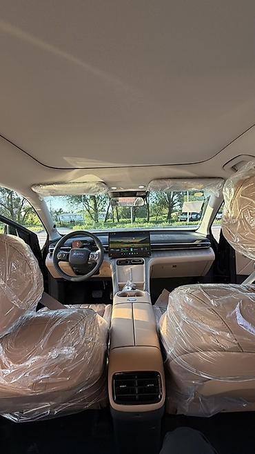 GAC: Черный кроссовер/внедорожник с просторным салоном и бежевой кожаной — 28