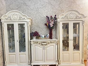kamo: Klassik üslubda vitrin dəsti - Komlekt: 2 ədəd şüşəli vitrin şkafı + — 1