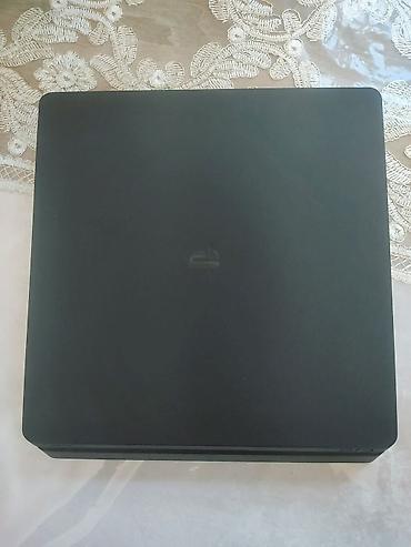 iphon 4: PlayStation 4 Slim oyun konsolu komplekt - Model: PS4 Slim (qara — 2