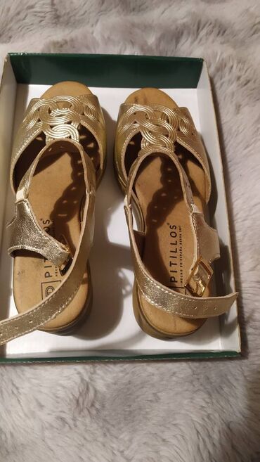 Γυναικεία είδη Υπόδησης: Σανδάλια.

Πολύ άνετα και μαλακά. Μέγεθος 38 — 2