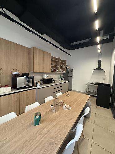 ихлас: Продажа офисов 186 м², С ремонтом, Многоэтажное здание, 1 этаж — 7