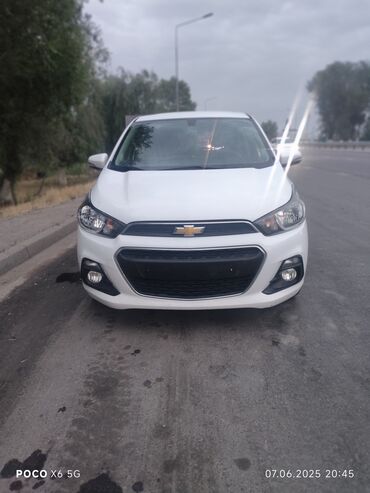 шеролет спарк: Автомобиль Chevrolet Spark белого цвета. Компактный хэтчбек с передним