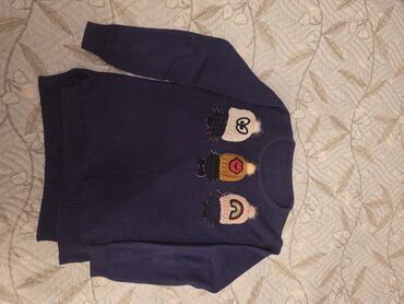 Koftalar, sviterlər: Ağ rəngli, uzunqol qız topu. Üzərində böyük, rəngli Tuiti quşu təsviri — 5