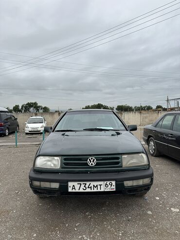 cars volkswagen: Volkswagen Vento: 1993 г., 2 л, Механика, Бензин, Седан