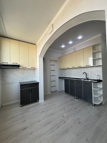 1 комнатная квартира на сутки в оше: 2 бөлмө, 50 кв. м, 106-серия жакшыртылган, 2 кабат, Евроремонт