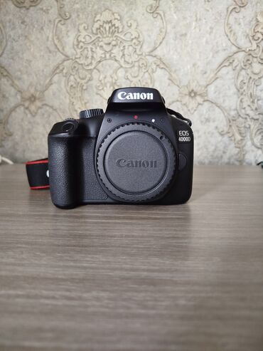 fotokameru canon eos 5d mark ii: Продаю фотоаппарат Canon EOS 4000D. Коробка имеется. Продаётся вместе