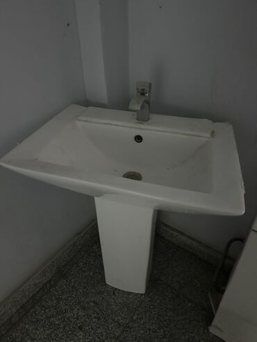 Çanaqlar, tülpanlar: 130manat ikisi bir yerde Ağ rəngdə, ayaqlı unitaz və əlavə olaraq