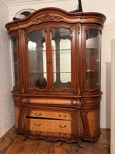 Bufetlər: Klassik üslubda vitrin-bufet - Material: Təbii ağac və şpon — 1