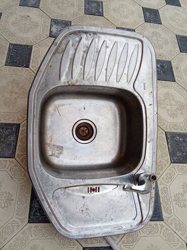 Vannalar: Paslanmayan poladdan mətbəx lavabosu və kran dəsti - Material