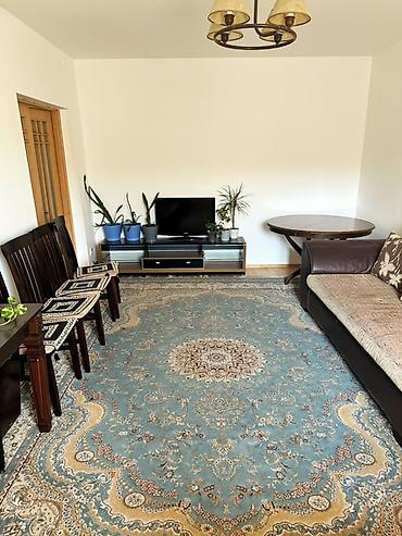 flat osh: Сдаётся просторная 4‑комнатная квартира с двумя спальнями, рабочим — 3