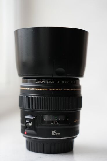 Tavalar: Canon EF 85mm f/1.8 USM lens, sürətli fokuslama və dəqiq təsvirlər
