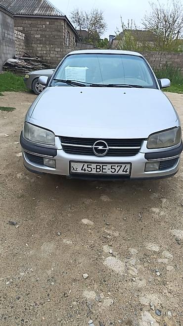 yan guzguler: Opel sedan – gümüşü rəngdə, ön radiator barmaqlığında klassik Opel — 1