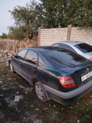 Toyota: Toyota Avensis: 2001 г., 1.8 л, Механика, Газ, Хэтчбэк